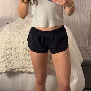 lululemon women’s low rise 2.5 hotty hot shorts